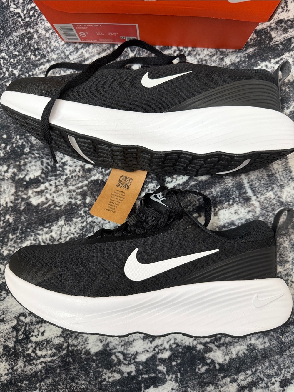 Nike Black & White Men's 8.5/ Ladies 10 PROMINA Running Shoe